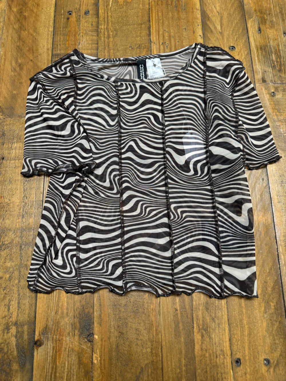Divided Short Sleeve Mesh Top in Black & White Zebra Wave